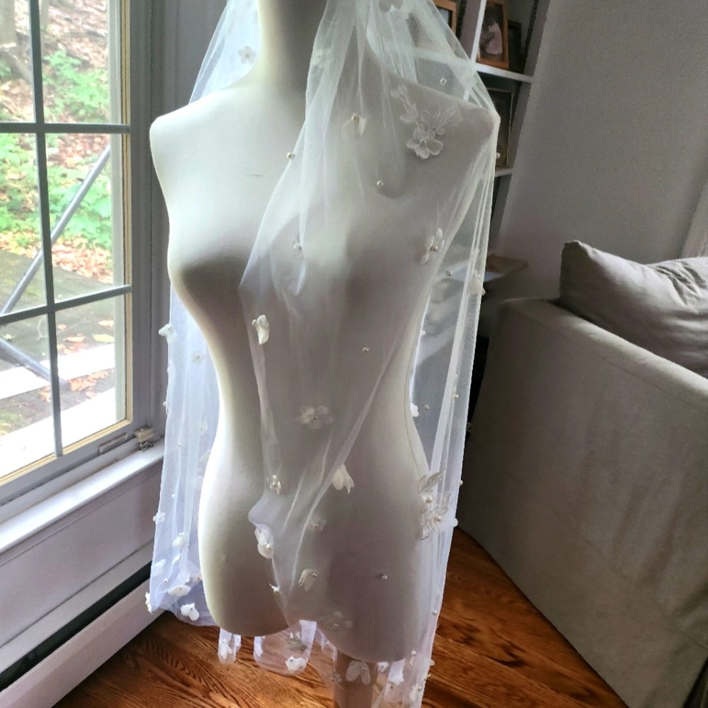 Delicate White Floral Embroidered Bridal Veil
